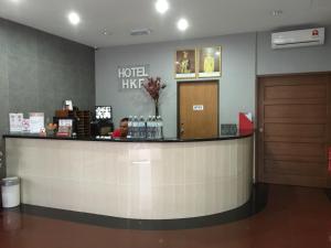 una hall di un hotel con un bancone della reception e una persona di HKF Hotel a Kajang