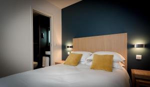 Postel nebo postele na pokoji v ubytování Hotel Mirabeau Eiffel