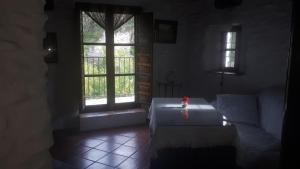 um quarto com uma cama e uma janela em Casa Torre Antigua em Salares