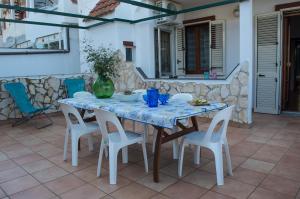 un tavolo e sedie su un patio di Calypso Appartamento a Castelluccio
