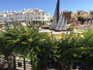 a statue in the middle of a city with buildings at AlquilaEasy Windsor in Benalmádena