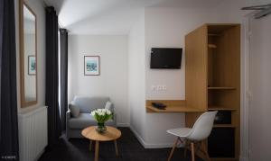 TV a/nebo společenská místnost v ubytování Hotel Mirabeau Eiffel