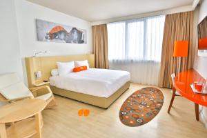 Postel nebo postele na pokoji v ubytování HARRIS Hotel Pontianak