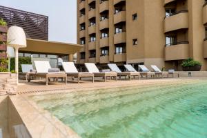 The swimming pool at or close to Hotel Alvalade