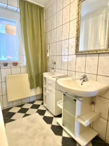 y baño con lavabo y espejo. en Ferienwohnungen Anna Altmann, en Furth im Wald