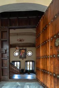 Habitación con pared de madera y puerta. en Palacio Marques de la Gomera, en Osuna