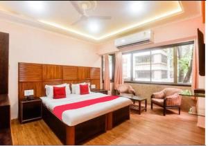 Postel nebo postele na pokoji v ubytování Hotel Subhash- Andheri