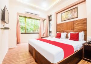 Postel nebo postele na pokoji v ubytování Hotel Subhash- Andheri