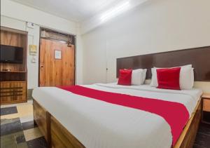 Postel nebo postele na pokoji v ubytování Hotel Subhash- Andheri