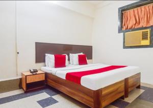 Postel nebo postele na pokoji v ubytování Hotel Subhash- Andheri