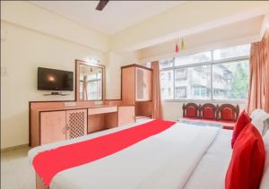 Postel nebo postele na pokoji v ubytování Hotel Subhash- Andheri