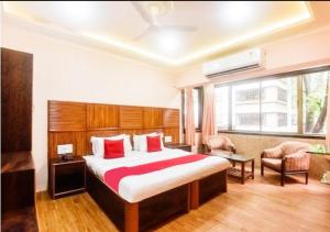 Postel nebo postele na pokoji v ubytování Hotel Subhash- Andheri