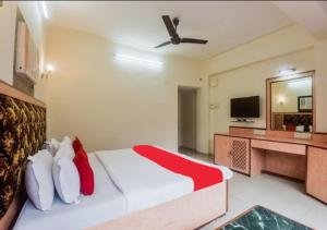 TV a/nebo společenská místnost v ubytování Hotel Subhash- Andheri