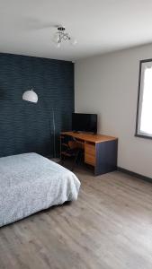 A bed or beds in a room at Appartement centre ville