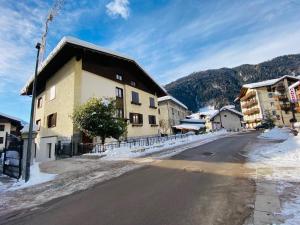 una calle vacía en un pueblo con un edificio en Isabel en Pinzolo