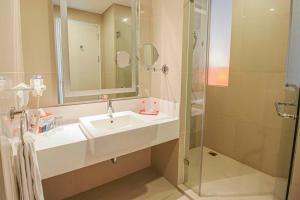 Koupelna v ubytování HARRIS Hotel Pontianak