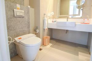 Koupelna v ubytování HARRIS Hotel Pontianak