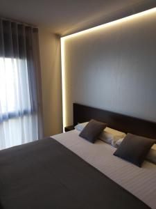 A bed or beds in a room at Hotel Olot Centre