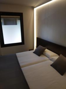 A bed or beds in a room at Hotel Olot Centre