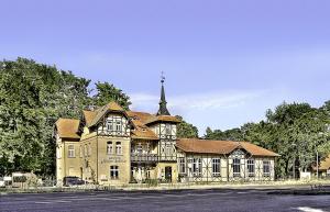 een groot gebouw met een kruis erop bij Gasthof Schloss Hubertus in Erfurt