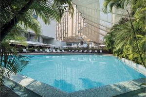Bazén v ubytování Hotel Trópico nebo v jeho okolí
