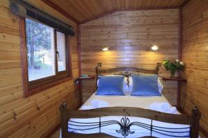 Voodi või voodid majutusasutuse Cairngorm Lodges toas