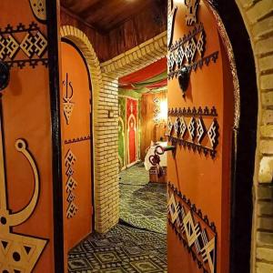 una entrada a una casa con una puerta abierta en Tente et Restaurant ElBey, en Douz