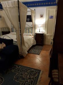 1 dormitorio con 1 cama con dosel en White Lady B&B, en Monticelli dʼOngina