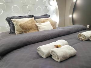 Sky Apartments Special tesisinde bir odada yatak veya yataklar