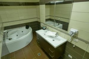 Bilik mandi di Rozafa Hotel
