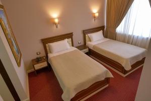 Katil atau katil-katil dalam bilik di Rozafa Hotel