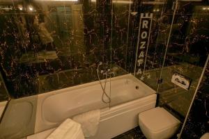 Bilik mandi di Rozafa Hotel