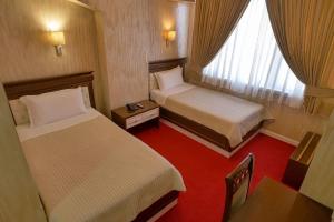 Katil atau katil-katil dalam bilik di Rozafa Hotel