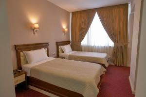 Katil atau katil-katil dalam bilik di Rozafa Hotel