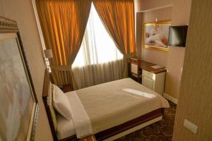 Katil atau katil-katil dalam bilik di Rozafa Hotel