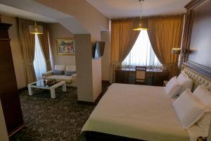 Katil atau katil-katil dalam bilik di Rozafa Hotel