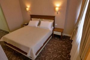 Katil atau katil-katil dalam bilik di Rozafa Hotel