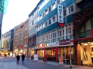 um grupo de edifícios numa rua da cidade em Hotel Central Hannover em Hanôver