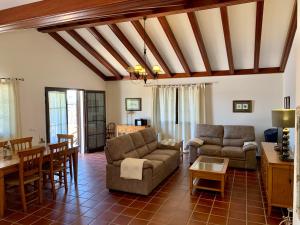 Casas Tomare I في سان بارتولومي: غرفة معيشة مع كنب وغرفة طعام