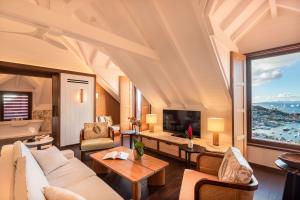 TV a/nebo společenská místnost v ubytování Hôtel Barrière Le Carl Gustaf St Barth