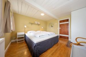 Un pat sau paturi într-o cameră la Sandet
