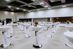 Ein Restaurant oder anderes Speiselokal in der Unterkunft Mercure Kyiv Congress 
