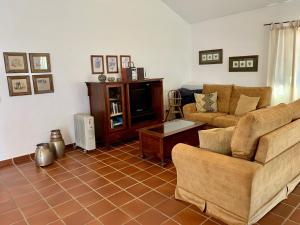 Casas Tomare II في سان بارتولومي: غرفة معيشة مع أريكة وطاولة