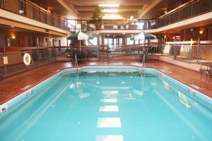 a large swimming pool in a hotel room at Auburn Place Hotel & Suites Cape Girardeau in Cape Girardeau