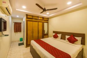 a bedroom with a bed and a ceiling fan at Hotel Siri Grand in Visakhapatnam