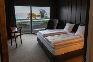 En eller flere senge i et værelse på Hotel Marina