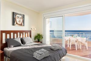 a bedroom with a bed and a view of the ocean at Hauzify I Apartament Cannes in Platja d'Aro