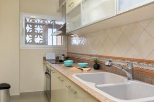 a kitchen with a sink and a window at Hauzify I Apartament Cannes in Platja d'Aro
