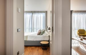 sypialnia z łóżkiem i oknem w obiekcie Gran View Apartments w Madrycie