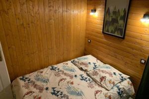 Un pat sau paturi într-o cameră la Gîte du Lavoir dans le massif de Belledonne
